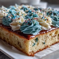 Festive vanilla sheet cake decorated with creamy buttercream and Class of 2026 piping for graduation celebrations.  